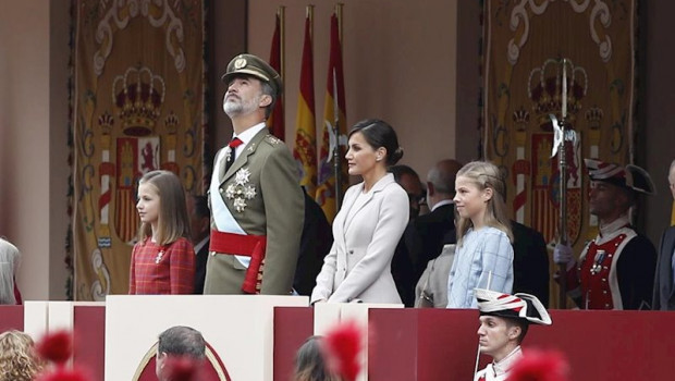 ep la princesa leonor el rey felipe vi la reina letizia y la infanta sofia en el desfile del 12 de