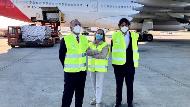 La secretaria general de Fenin, Margarita Alfonsel; el presidente ejecutivo de Grupo Oesía, Luis Furnells, y el director de Ventas de Iberia, Guillermo González, recibiendo el material sanitario del corredor. | CORREDOR AÉREO SANITARIO ep la secretaria general de fenin margarita alfonsel el presidente ejecutivo de grupo oesia luis