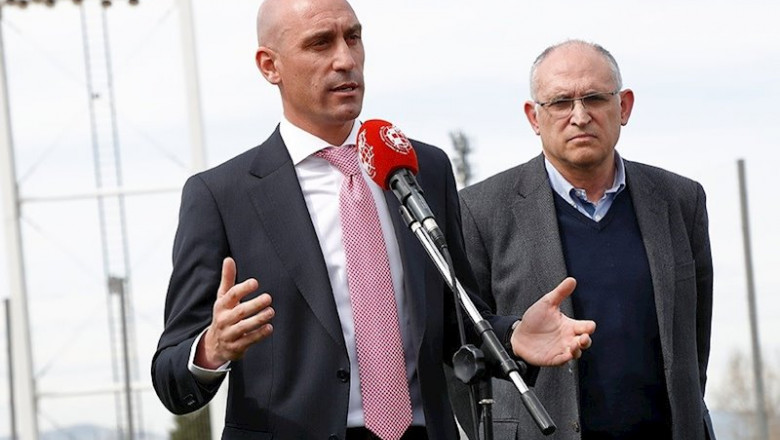 ep luis rubiales comparece ante los medios acompanado por andreu camps ep luis rubiales comparece ante los medios acompanado por andreu camps