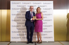 ep pablo isla recibe la brujula del ano 2023 que otorga el instituto espanol de analistas ep pablo isla recibe la brujula del ano 2023 que otorga el instituto espanol de analistas