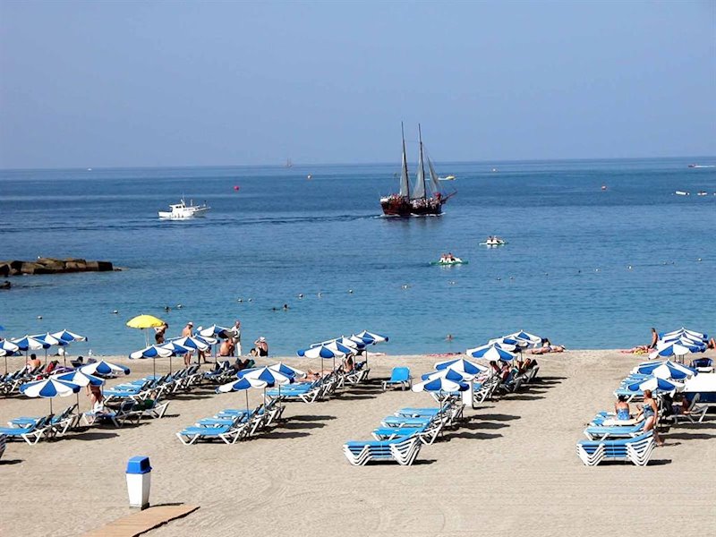 ep playa de las vistas en el municipio de arona tenerife sombrillas hamacas mar sol verano turistas
