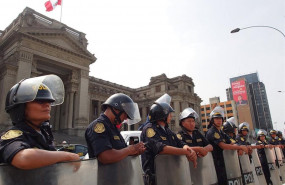 ep policias peruanos en lima imagen de archivo