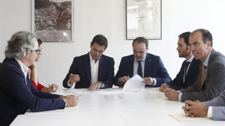 ep presidenteciudadanos albert rivera i ypresidenteupn javier esparza durantereunioncongresolos diputados