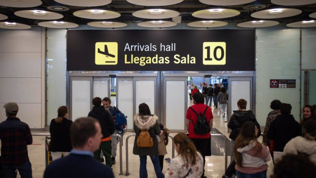 ep puerta 10 de llegadas de la terminal t4 del aeropuerto adolfo suarez madrid barajas a 3 de abril