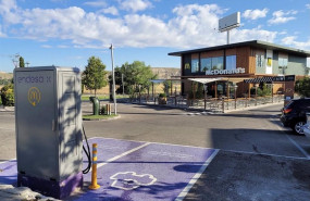 ep punto de recarga de endesa x en un restaurante de mcdonalds