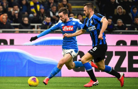 ep stefan de vrij y fabian ruiz pelean por un balon en el inter-napoles de la copa de italia