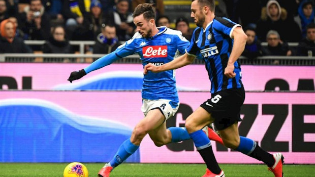 ep stefan de vrij y fabian ruiz pelean por un balon en el inter-napoles de la copa de italia