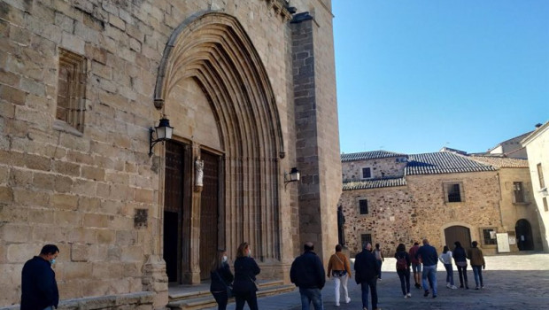 ep turistas en la plaza de santa maria de caceres