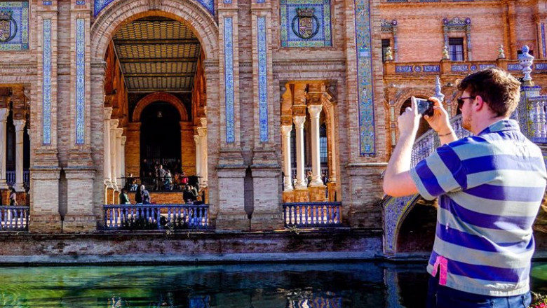 ep turistas paseando y admirando la plaza de espana de sevilla a 03 de enero del 2023 foto de ep turistas paseando y admirando la plaza de espana de sevilla a 03 de enero del 2023 foto de