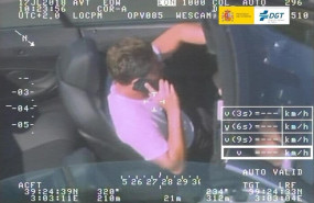 ep un conductor hablando por el movil mientras conduce es pillado por uno de los helicopteros de la