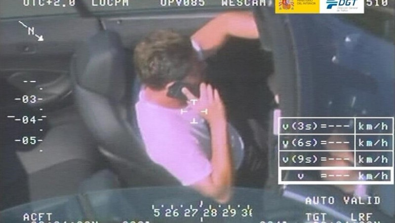 Un conductor hablando por el móvil mientras conduce es pillado por uno de los helicópteros de la DGT | DGT - Archivo ep un conductor hablando por el movil mientras conduce es pillado por uno de los helicopteros de la