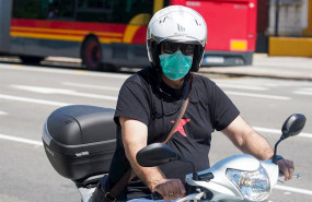ep un motorista con mascarilla en el primer dia del uso obligatorio de mascarillas por el covid-19 ep un motorista con mascarilla en el primer dia del uso obligatorio de mascarillas por el covid-19