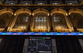 ep un panel del ibex 35 en el palacio de la bolsa de madrid a 9 de diciembre de 2022 en madrid