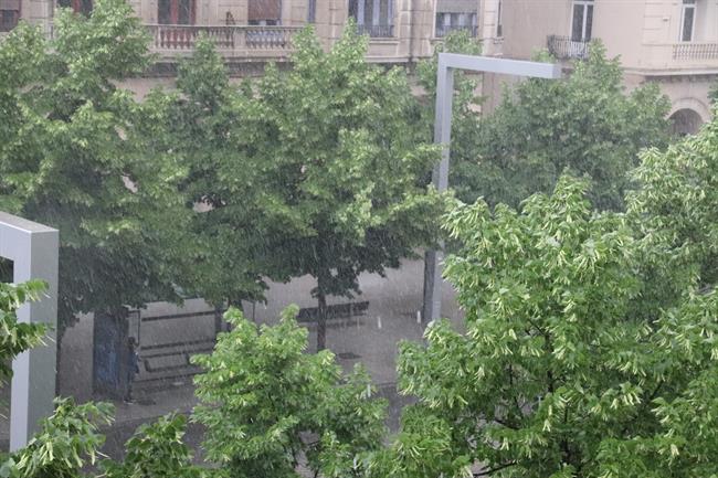 Una fuerte tormenta cae este sábado en la capital aragonesa. | Europa Press ep una fuerte tormenta caesabadola capital aragonesa