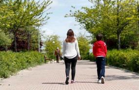 ep una mujer y su hijo salen a la calle en el primer dia de relajamiento de las medidas de