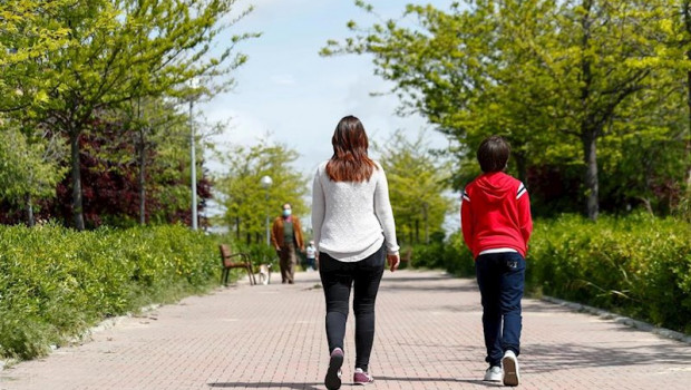 ep una mujer y su hijo salen a la calle en el primer dia de relajamiento de las medidas de