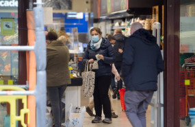 ep varias personas hacen cola en un supermercado del municipio de guitiriz galicia espana