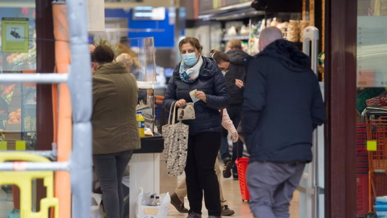 Varias personas hacen cola en un supermercado del municipio de Guitiriz, Galicia (España) | Carlos Castro - Europa Press ep varias personas hacen cola en un supermercado del municipio de guitiriz galicia espana