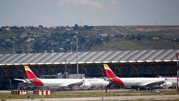 ep varios aviones de iberia en la terminal 4 del aeropuerto de madrid-barajas adolfo suarez