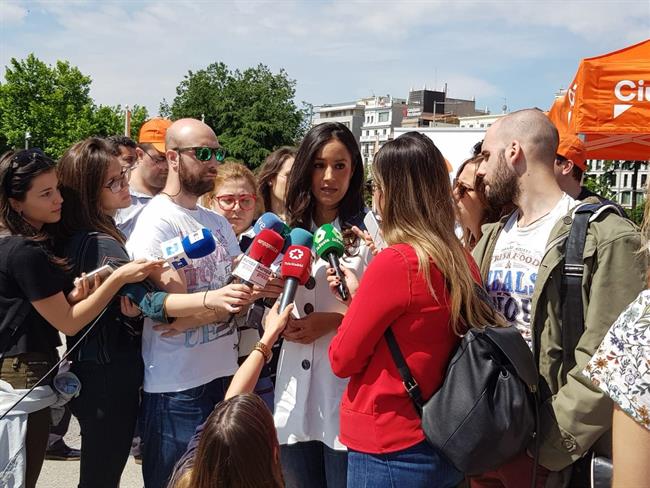 Villacís atiende a los medios de comunicación en la Plaza de Colón | CIUDADANOS ep villacis atiendelos medioscomunicacionla plazacolon