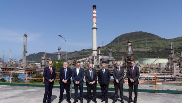 ep visita del ministro de industria jordi hereu a petronor