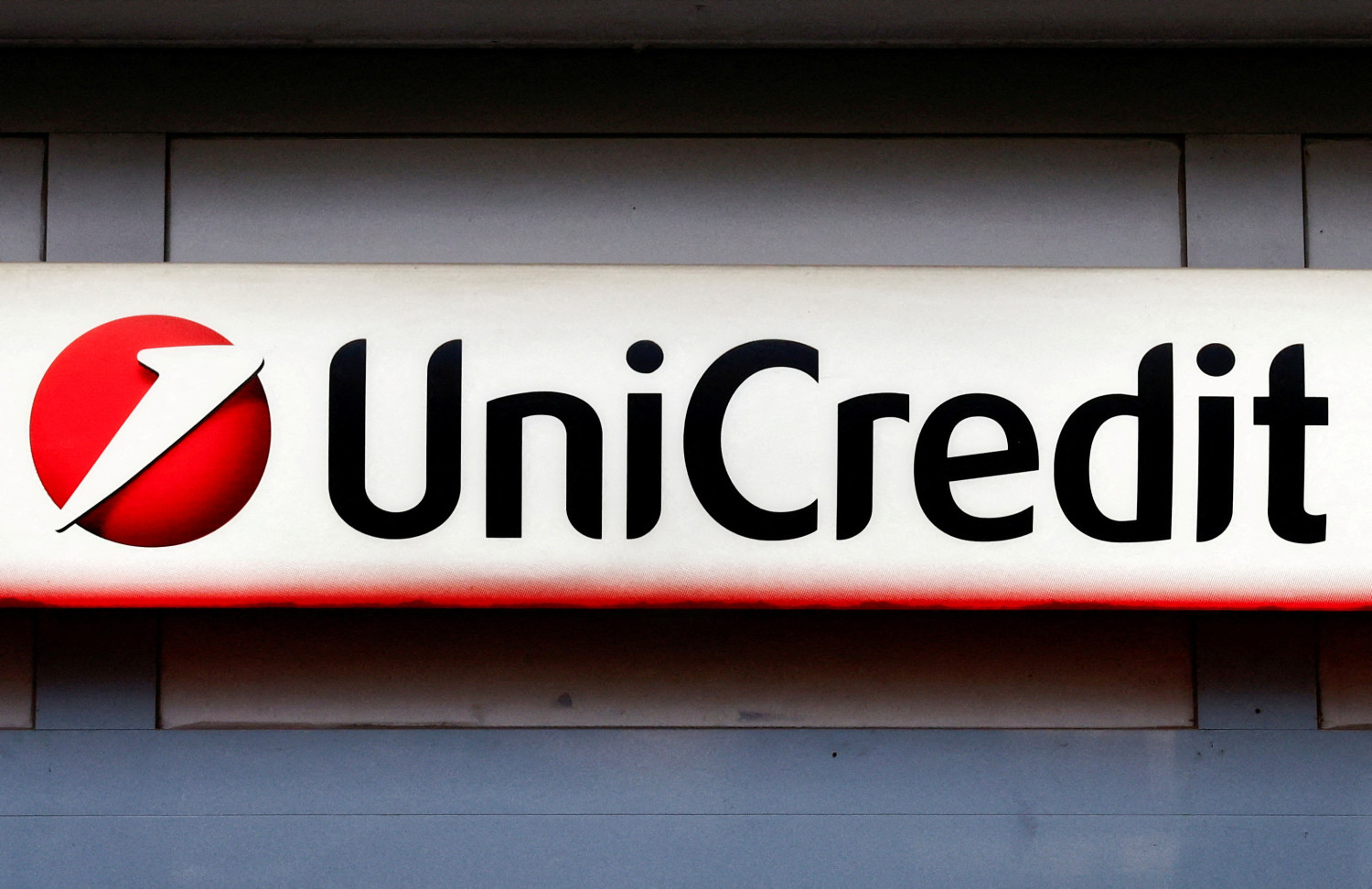 UniCredit incrementa su participación en el capital de Commerzbank hasta el 26%