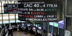 le cours de l indice boursier francais cac 40 affiche sur des ecrans de la bourse de paris a la defense 20250530175807 