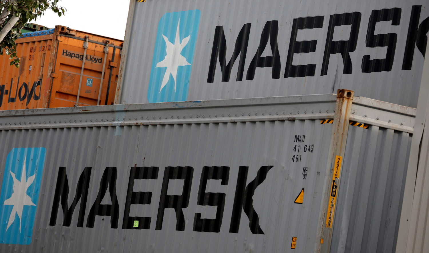 le logo de maersk est visible sur des conteneurs entreposes a la zona franca de barcelone 