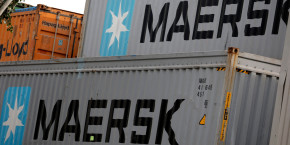 le logo de maersk est visible sur des conteneurs entreposes a la zona franca de barcelone le logo de maersk est visible sur des conteneurs entreposes a la zona franca de barcelone