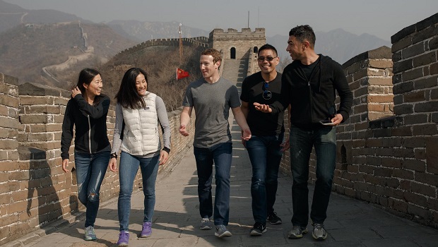 Mark Zuckerberg y su equipo durante una visita a China | Facebook (Mark Zuckerberg) zuckerberg muralla china