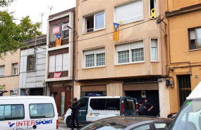 ep agentes de la guardia civil junto al domicilio de uno de los detenidos tras la operacion contra