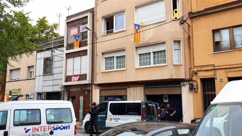 Agentes de la Guardia Civil junto al domicilio de uno de los detenidos, tras la operación contra miembros de los Comités de Defensa de la República (CDR), coordinada por la Audiencia Nacional, en la que se ha detenido a nueve personas y se han incautado | Europa Press - Europa Press ep agentes de la guardia civil junto al domicilio de uno de los detenidos tras la operacion contra