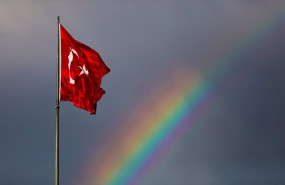 ep archivo arcoiris junto a una bandera turca en estambul ep archivo arcoiris junto a una bandera turca en estambul