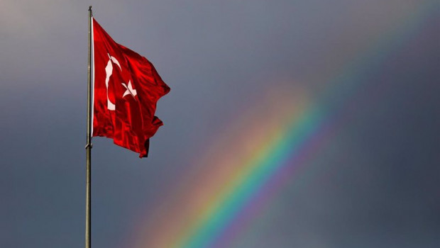 ep archivo   arcoiris junto a una bandera turca en estambul
