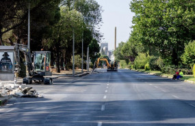 ep archivo   dos obreros trabajan durante el inicio de la segunda fase de las obras de parque