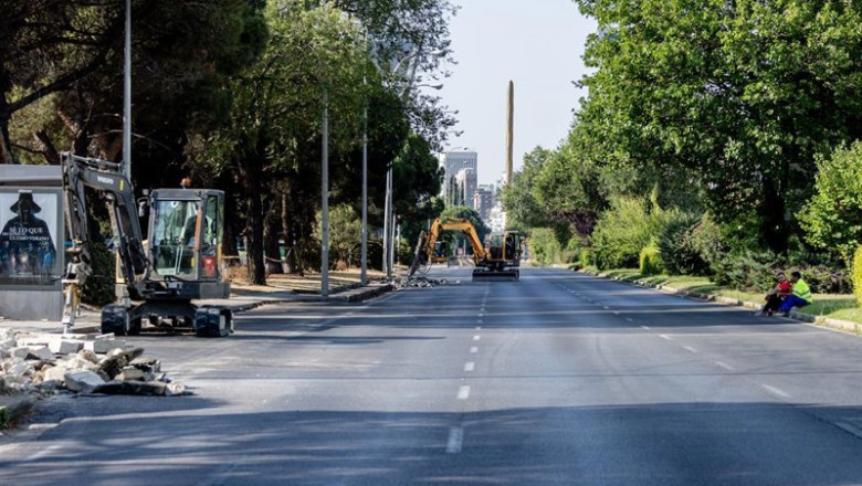 Archivo - Dos obreros trabajan durante el inicio de la segunda fase de las obras de Parque Castellana, a 4 de agosto de 2025, en Madrid | Ricardo Rubio - Europa Press - Archivo ep archivo dos obreros trabajan durante el inicio de la segunda fase de las obras de parque