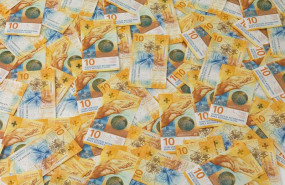 ep archivo   el nuevo billete de 10 francos suizos emitido por el banco nacional de suiza bns