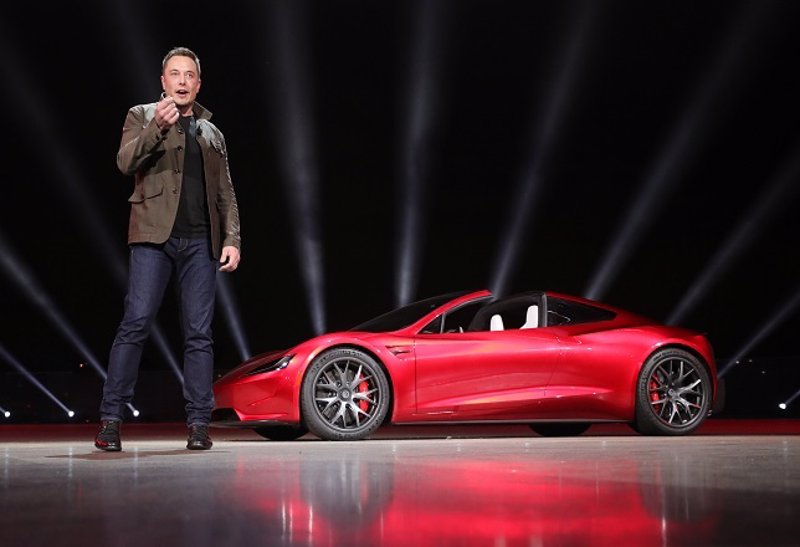 Elon Musk vende 930 millones de dólares en acciones de Tesla
