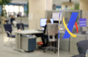 ep archivo   foto de archivo una empleada trabaja en una oficina de la agencia tributaria