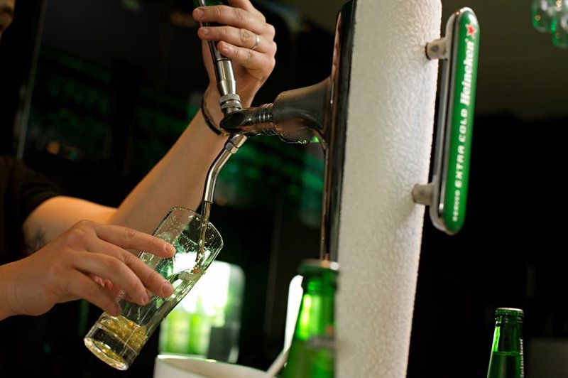 Heineken gana 403 millones entre enero y marzo, un 3% menos, pero sube en bolsa