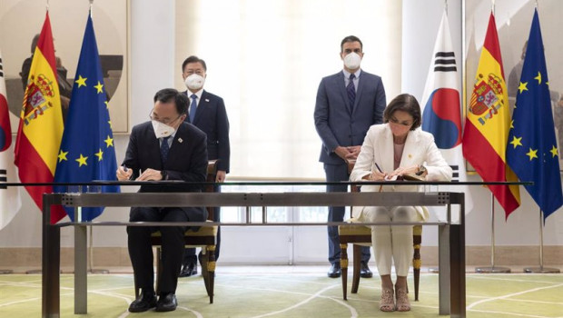 ep archivo   la ministra de industria comercio y turismo reyes maroto d y su homologo en corea i