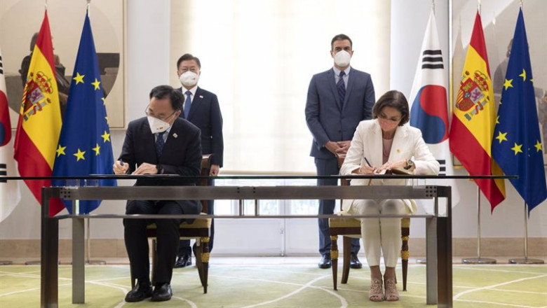ep archivo   la ministra de industria comercio y turismo reyes maroto d y su homologo en corea i