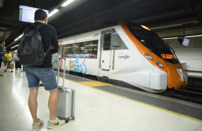 ep archivo   pasajeros esperando a los trenes de renfe rodalies a 17 de junio de 2024 en barcelona