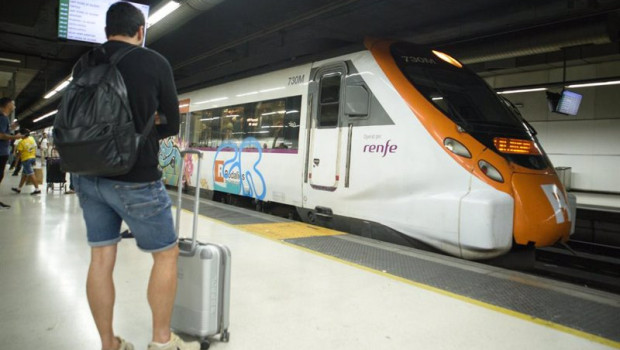 ep archivo   pasajeros esperando a los trenes de renfe rodalies a 17 de junio de 2024 en barcelona