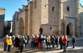 ep archivo   turistas en la parte antigua de caceres en una foto de archivo