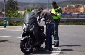 ep archivo   un agente de la guardia civil para a una moto en un control de trafico