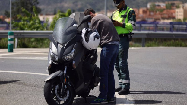 ep archivo   un agente de la guardia civil para a una moto en un control de trafico