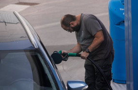ep archivo   un hombre reposta carburante en una gasolinera a 28 de octubre de 2022 en madrid espana