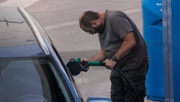 ep archivo   un hombre reposta carburante en una gasolinera a 28 de octubre de 2022 en madrid espana