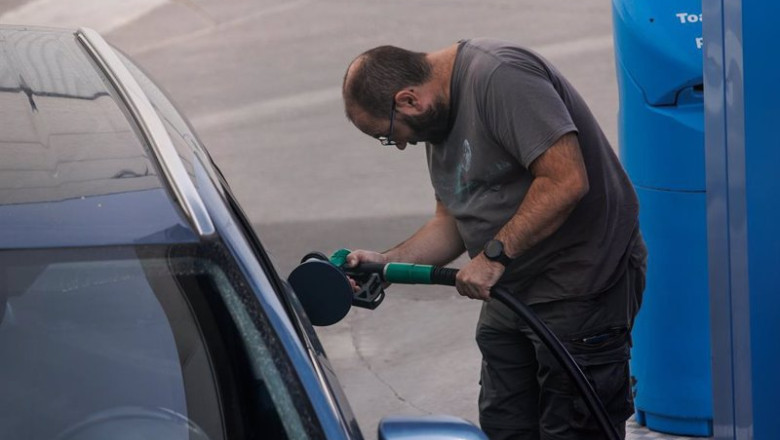 ep archivo un hombre reposta carburante en una gasolinera a 28 de octubre de 2022 en madrid espana ep archivo un hombre reposta carburante en una gasolinera a 28 de octubre de 2022 en madrid espana
